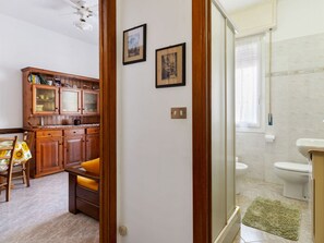 Ferienhaus | Badezimmer | Dusche, Handtücher