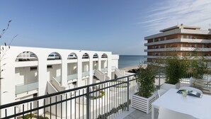 A modern building with balconies overlooking a beach. - Rivazzurra Homes - 55 (Termoli)