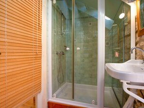 Shower, hair dryer, towels - Tranquil Apartment in Marine Zemlje near Stiniva Beach (Vis)