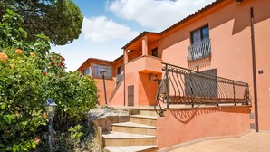A building with a tiled entrance, a staircase, and a metal balcony. - Holiday Home Near Castiglione del Lago (Castiglione del Lago)