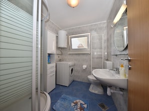 Bathroom | Shower, towels
