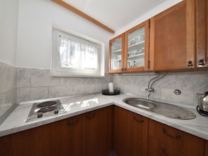 Private kitchen | Fridge, oven, electric kettle
