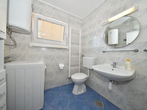Bathroom | Shower, towels
