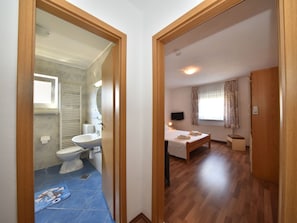 1 bedroom, bed sheets