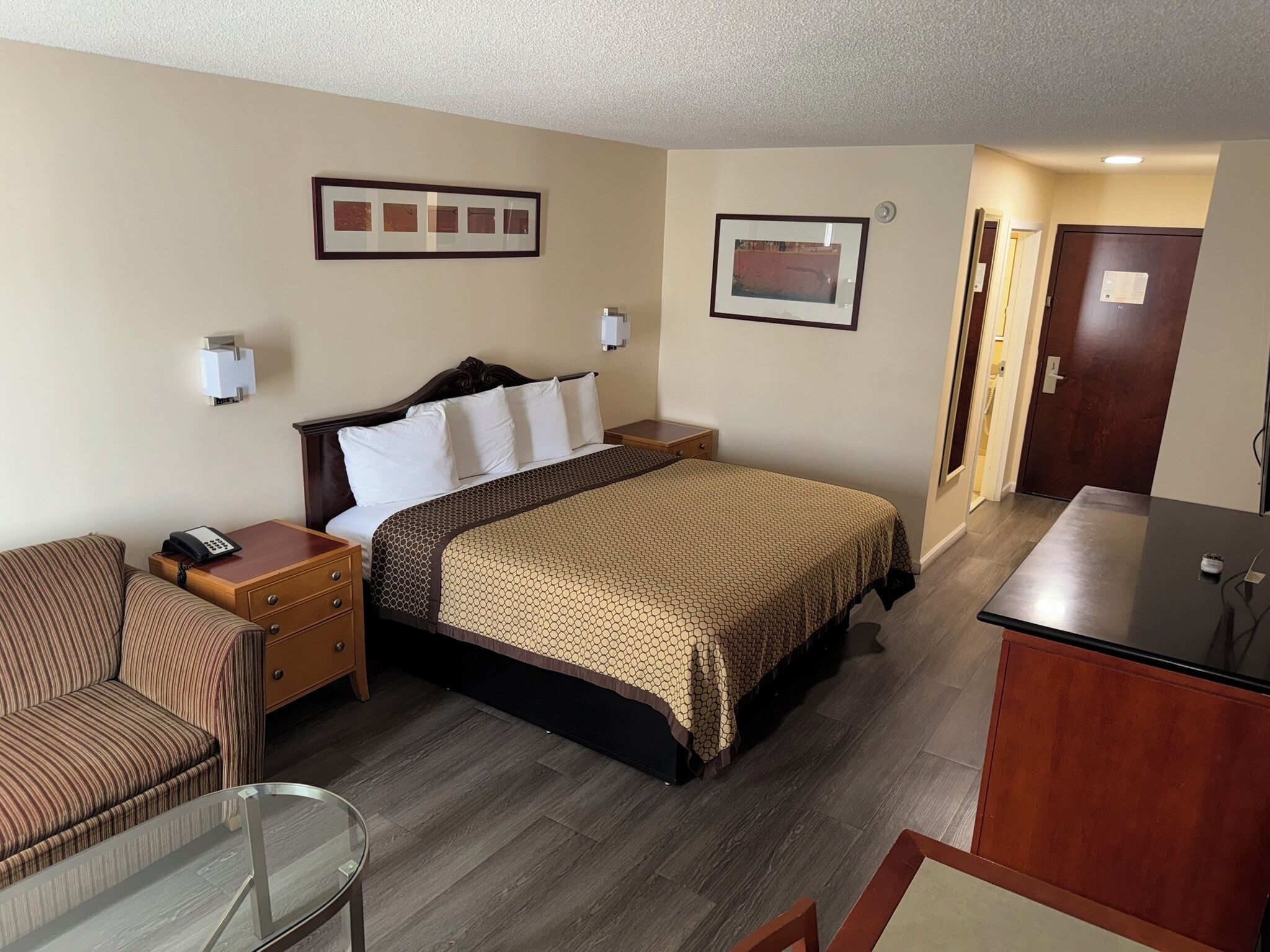 Basic Single Room | Desk, blackout drapes, iron/ironing board, WiFi (free)