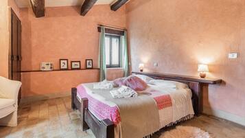 Cottage | 1 bedroom, individually furnished, bed sheets