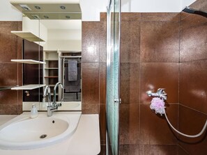 Apartment | Bathroom - Delightful Apartment in Radovin With Garden (Razanac)
