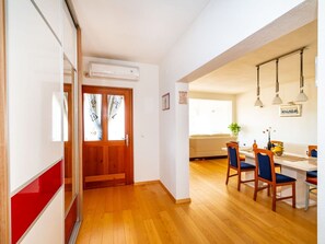 Apartment | Dining - Delightful Apartment in Radovin With Garden (Razanac)