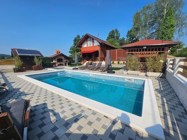 Indoor pool, outdoor pool - Secluded Cottage in Sveti Petar Mrežnički with Swimming Pool (Duga Resa)