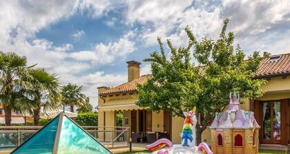 Beautiful Holiday Home in Zelarino With Pool
