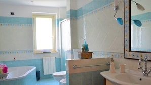 House | Bathroom | Bathtub, towels - Alluring Holiday Home in Modica With Garden (Modica)