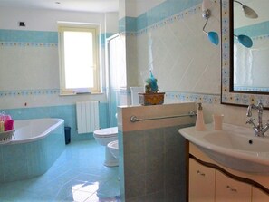House | Bathroom | Bathtub, towels - Alluring Holiday Home in Modica With Garden (Modica)