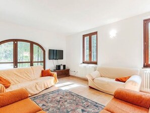 Living room - Captivating Holiday Home in Incisa Scapaccino With Pool (Incisa Scapaccino)