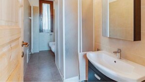 Ferienhaus | Badezimmer | Dusche, Handtücher