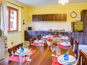 Casa | Cucina privata | Piano cottura, bollitore elettrico, seggiolone