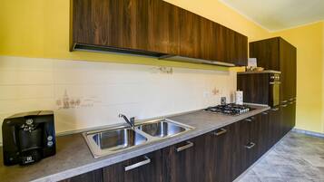 Rumah | Dapur pribadi | Kompor, ketel listrik, dan kursi makan untuk bayi