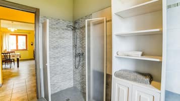 Rumah | Kamar mandi | Kloset dan handuk