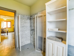 Rumah | Kamar mandi | Kloset dan handuk