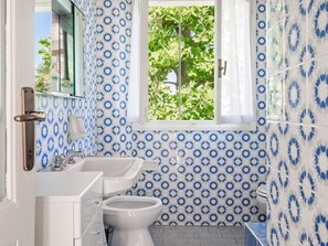 House | Bathroom - Belvilla by OYO Belle Epoque (Meina)