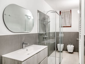 House | Bathroom | Shower, towels