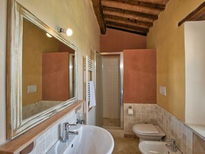 Bathroom - Majestic Farmhouse in Lucignano With Swimming Pool (Lucignano)