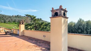 Balcony - Simplistic Holiday Home in Montemagno With Terrace (Montemagno)