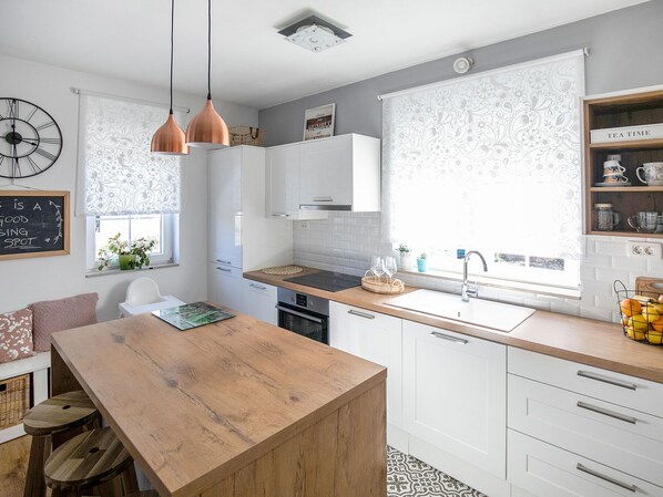 Fridge, microwave, oven, dishwasher - Welcoming Holiday Home in Murvica With Private Swimming Pool (Policnik)
