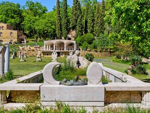 A cemetery with stone sculptures and a building in the background. - Belvilla by OYO Casa Il Casiere (Monteverdi Marittimo)