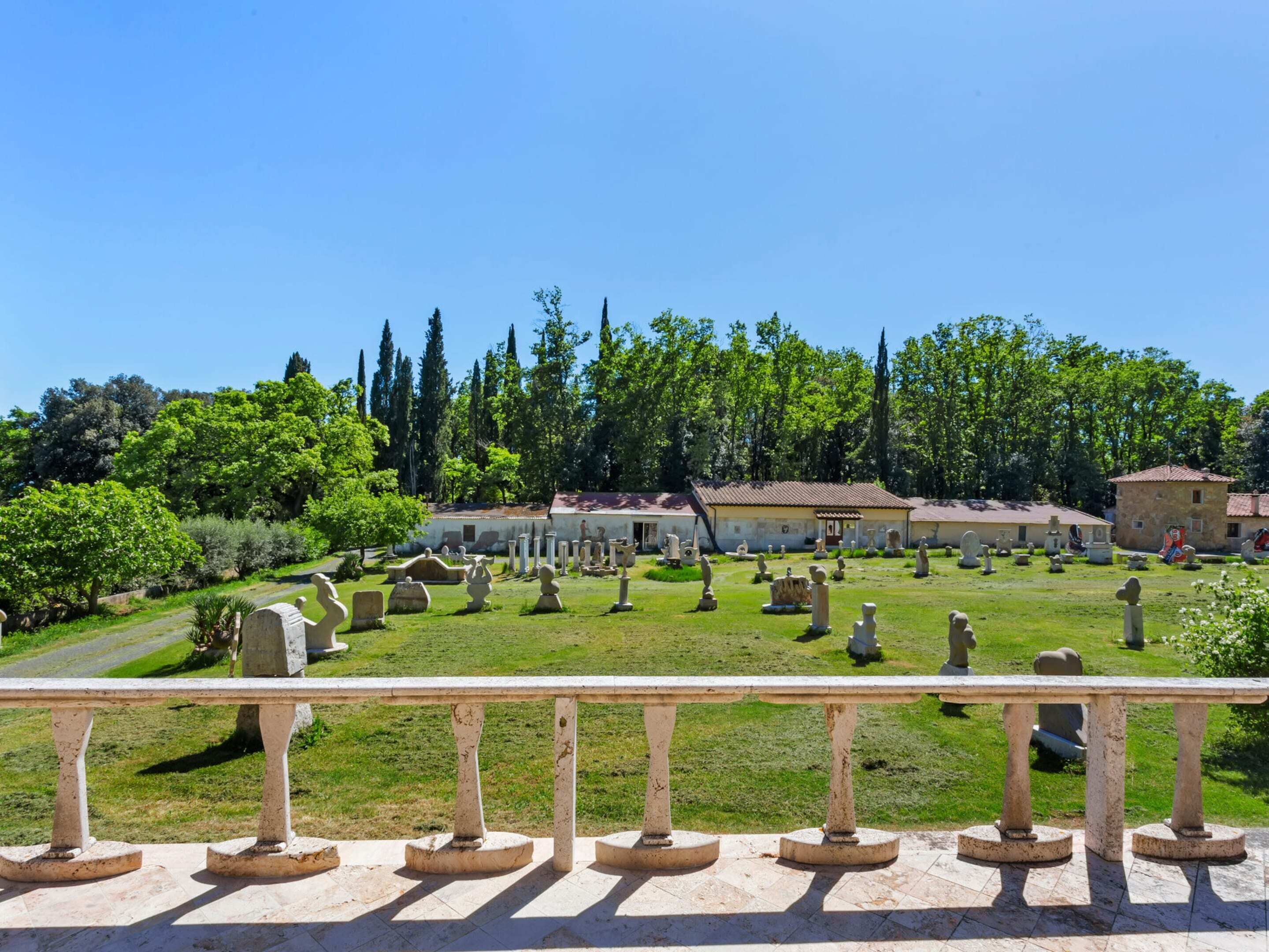 Un cimetière avec de nombreuses pierres tombales et quelques bâtiments en arrière-plan.