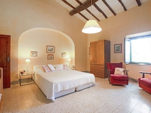 House | 4 bedrooms, individually furnished, iron/ironing board, bed sheets