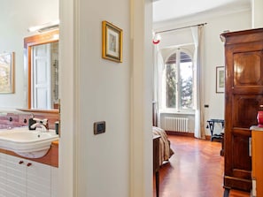 Shower, towels - Belvilla by OYO Plush Holiday Home in Macerata (Montecassiano)