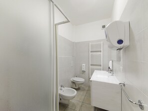 House | Bathroom | Shower, towels - Alluring Holiday Home in Force With Private Swimming Pool (Force)