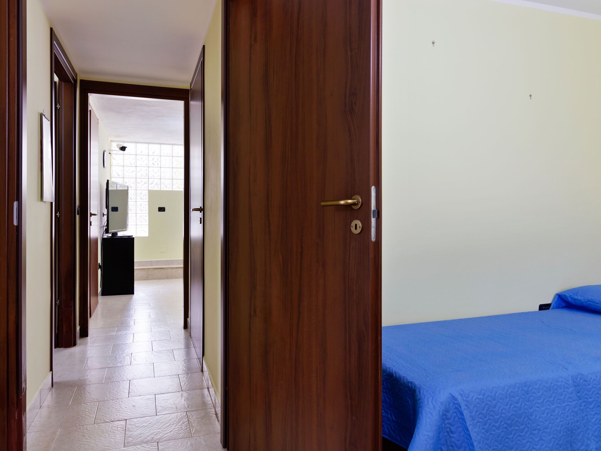2 phòng ngủ, trang bị nội thất với thiết kế riêng biệt, bộ trải giường 