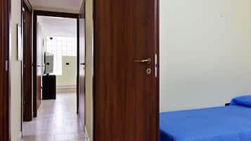 2 phòng ngủ, trang bị nội thất với thiết kế riêng biệt, bộ trải giường