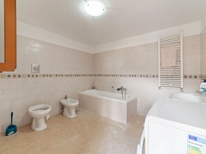 Villa | Badezimmer | Duschwanne