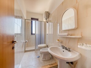 Shower, towels - Contemporary Apartment in Marina di Camerota (Camerota)