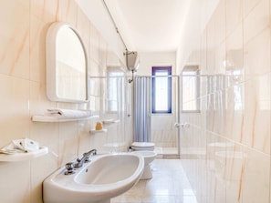 Shower, towels - Pleasant Apartment in Marina di Camerota (Camerota)