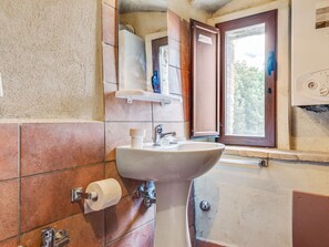 Shower, towels - Cosy Apartment in Perugia - Tavernacce With Swimming Pool (Perugia)