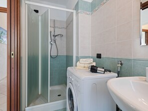 Combined shower/tub, towels