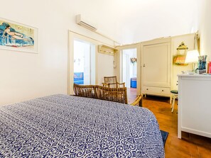 2 habitaciones, muebles diferentes y ropa de cama