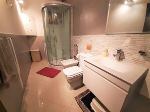 Ferienhaus | Badezimmer | Dusche, Haartrockner, Handtücher