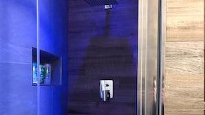 Villa | Bathroom | Shower, jetted tub, hair dryer, towels - Serene Villa in Vetralla With Patio (Calcata)