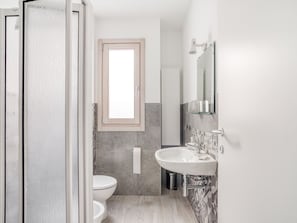 Apartment | Badezimmer | Dusche, Haartrockner, Handtücher