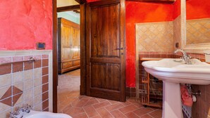 House | Bathroom - Secluded Holiday Home in Bibbiano With Courtyard (Colle di Val d'Elsa)