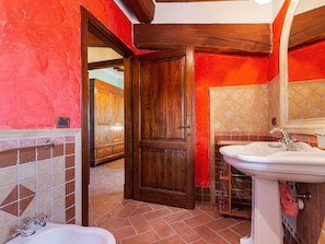 House | Bathroom | Shower - Secluded Holiday Home in Bibbiano With Courtyard (Colle di Val d'Elsa)