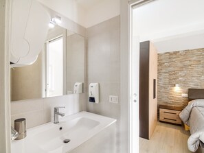 House | Bathroom | Shower, towels - Pleasant Holiday Home in Force With Private Swimming Pool (Force)