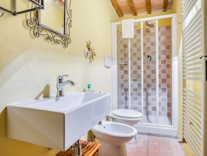 Shower, towels - Lovely Holiday Home in Santa Vittoria In Matenano With Pool (Santa Vittoria in Matenano)