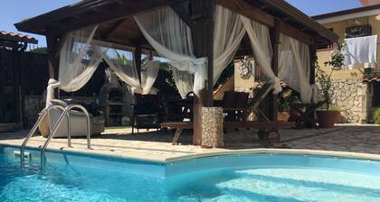 Lavish Holiday Home in Napoli With Swimming Pool