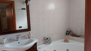 House | Bathroom | Combined shower/tub, towels - Lavish Holiday Home in Napoli With Swimming Pool (Giugliano in Campania)