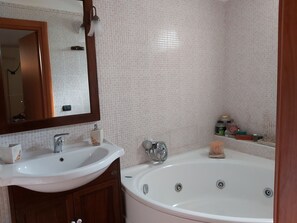 House | Bathroom | Combined shower/tub, towels